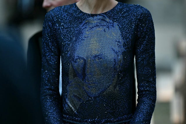 La dernière pièce du défilé Armani, longue robe scintillante d'un bleu profond, à Milan, le 28 septembre 2025