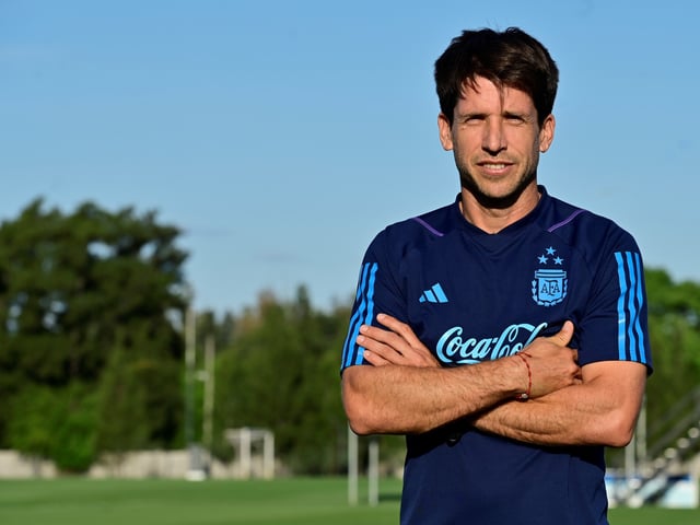 Diego Placente, director tecnico del seleccionado Sub-17, en el entrenamieto y atencion a la prensa en el predio de Ezeiza, previo al viaje al Mundial Sub-17 que se desarrollara desde el 10 de Noviembre en Indonesia. CLARIN/Matias Martin Campaya