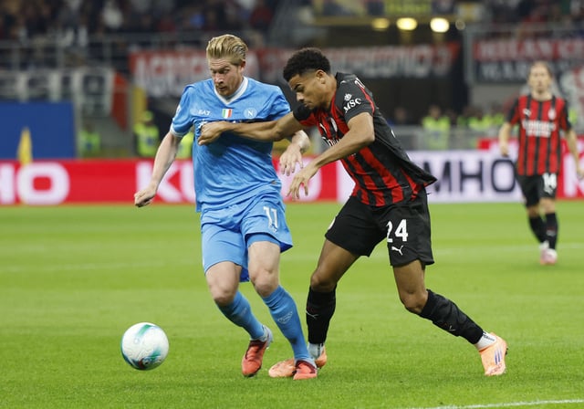 Soccer Football - Serie A - AC Milan v Napoli - San Siro, Milan, Italy - September 28, 2025 Napoli's Kevin De Bruyne in action with AC Milan's Zachary Athekame REUTERS/Alessandro Garofalo