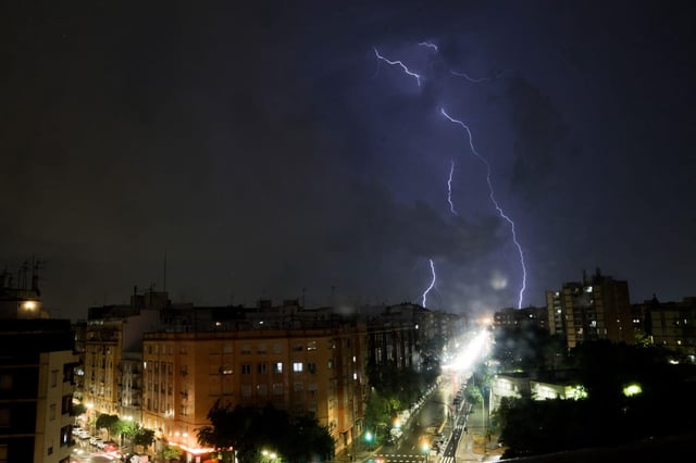 Lluvias con fuerte componente eléctrico en València.