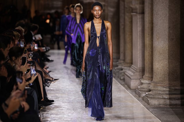 Models present creations from the Giorgio Armani Spring/Summer 2026 collection during Fashion Week in Milan, Italy, September 28, 2025. REUTERS/Claudia Greco