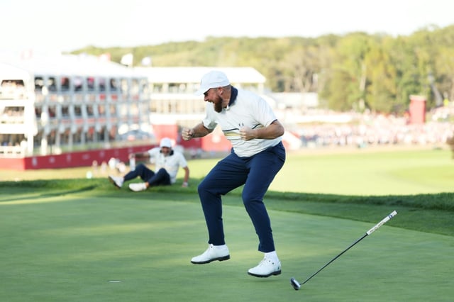L'Irlandais Shane Lowry après avoir inscrit le putt permettant aux Européens de conserver la Ryder Cup face aux Américains le 28 septembre 2025 sur le parcours de Farmingdale