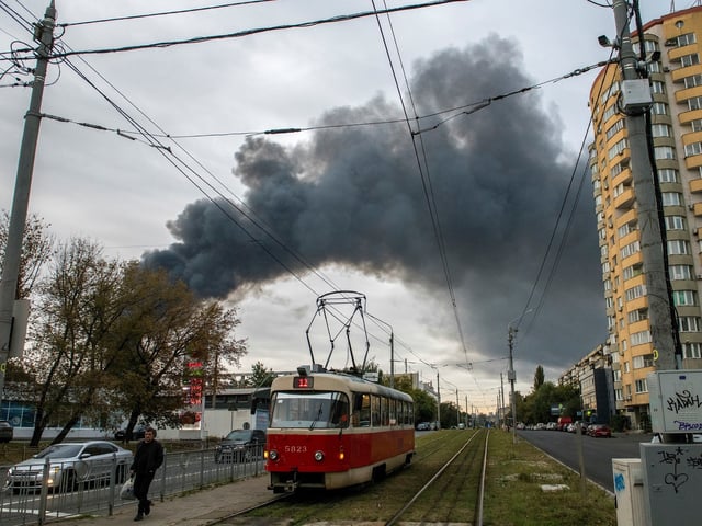 KYIV (Ukraine), 28/09/2025.- Smoke rises following Russian strike on Kyiv, Ukraine, 28 September 2025, amid the Russian invasion. Russia launched a large-scale overnight attack across Ukraine using nearly 500 drones and 40 missiles, killing at least four people and injuring scores, according to the State Emergency Service. (Rusia, Ucrania, Kiev) EFE/EPA/MAXYM MARUSENKO