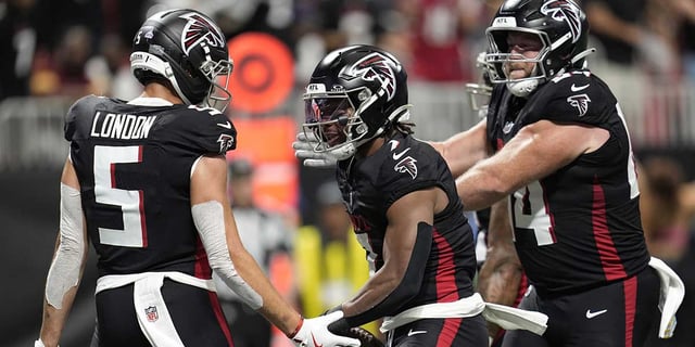 Sep 28, 2025; Atlanta, Georgia, USA; Atlanta Falcons running back Bijan Robinson (7) celebrates with wide receiver Drake London (5) after scoring a touchdown during the first half against the Washington Commanders at Mercedes-Benz Stadium. Mandatory Credit: Dale Zanine-Imagn Images