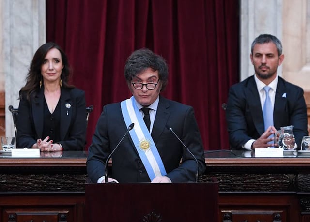 Javier Milei y detrás, los titulares del Senado, Victoria Villarruel, y de Diputados, Martín Menem, respectivamente