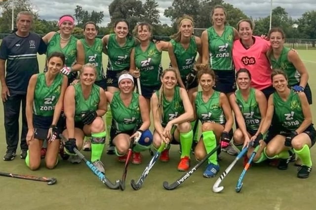 El equipo de la Cuarta de Belgrano Day School Club, donde jugaba Agustina Russo, de 43 años, quien murió este sábado en pleno partido.