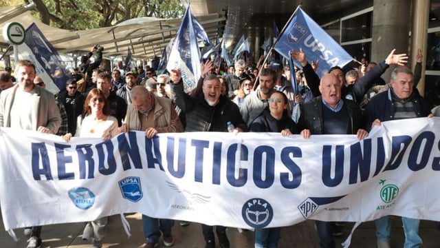 La Asociación Trabajadores del Estado (ATE) anunció que este lunes se llevarán adelante asambleas en los 21 aeropuertos del país para denunciar lo que califican como un “grave deterioro” del sistema aerocomercial argentino.