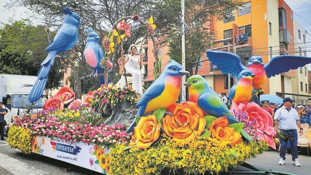 Miles de asistentes gozaron ayer del Gran Corso Internacional de la Primavera, que este año contó con 123 números que incluyeron la participación de carros alegóricos, comparsas, reinas y bastoneras extranjeras. Trujillo se vistió fiesta, color y tradición.