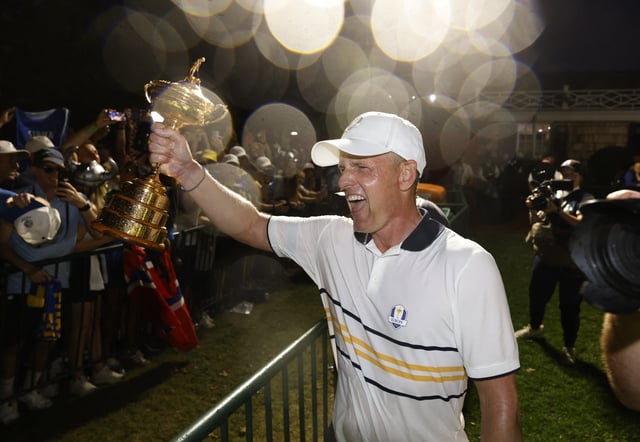 Golf - The 2025 Ryder Cup - Bethpage Black Golf Course, Farmingdale, New York, United States - September 28, 2025 Team Europe captain Luke Donald celebrates with the trophy after winning the Ryder Cup IMAGN IMAGES via Reuters/Peter Casey