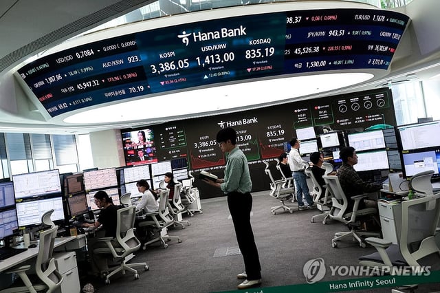 This photo shows the dealing room of Hana Bank in central Seoul on Sept. 26, 2025. (Yonhap)