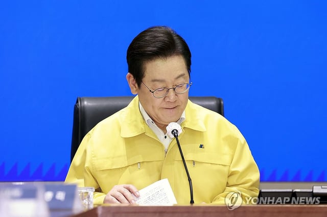 President Lee Jae Myung checks reports during an emergency meeting to discuss the response to a fire at the National Information Resources Service held at the central disaster response headquarters in central Seoul on Sept. 28, 2025. (Pool photo) (Yonhap)
