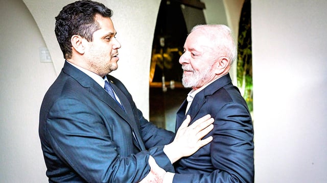 O presidente do Senado e do Congresso, Davi Alcolumbre, cumprimenta Lula durante encontro em abril.