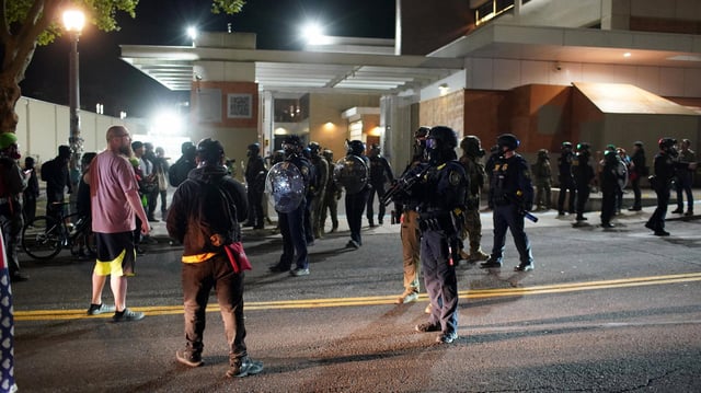 Demonstranten stehen Polizisten in Portland, Oregon, gegenüber (Archiv)