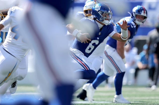 Sep 28, 2025; East Rutherford, New Jersey, USA; New York Giants quarterback Jaxson Dart (6) runs with the ball against the Los Angeles Chargers during the first quarter at MetLife Stadium. Mandatory Credit: Brad Penner-Imagn Images