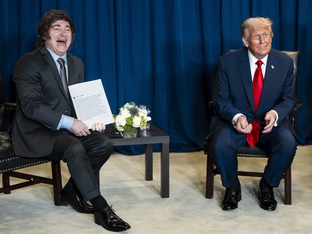 President Javier Milei of Argentina holds a social media message from Donald Trump as they meet on the sidelines during 80th session United Nations General Assembly at headquarters Tuesday Sept. 23 2025. (Doug Mills/The New York Times) - FTP CLARIN UN 59.jpg Z FClarin Fotoclarin