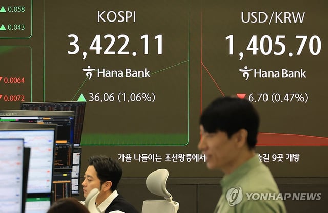 This photo shows the dealing room of Hana Bank in central Seoul on Sept. 27, 2025. (Yonhap)