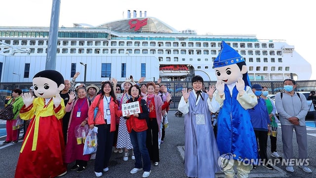 A group of Chinese tourists arrives by ferry at a cruise terminal in the port city of Incheon, west of Seoul, on Sept. 29, 2025, as a temporary visa waiver program for Chinese group tourists who visit South Korea began the same day, as part of efforts to boost the nation's tourism market. The program, which runs through June next year, allows more than three Chinese tourists on group tours to travel to South Korea without visas for as many as 15 days. (Yonhap)
