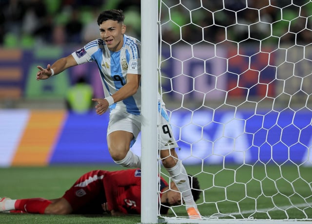 Alejo Sarco, autor de los dos primeros goles de la Argentina en el estreno frente a Cuba, en el Mundial Sub 20, de Chile; los juveniles enseñaron poder de fuego y también desatenciones defensivas