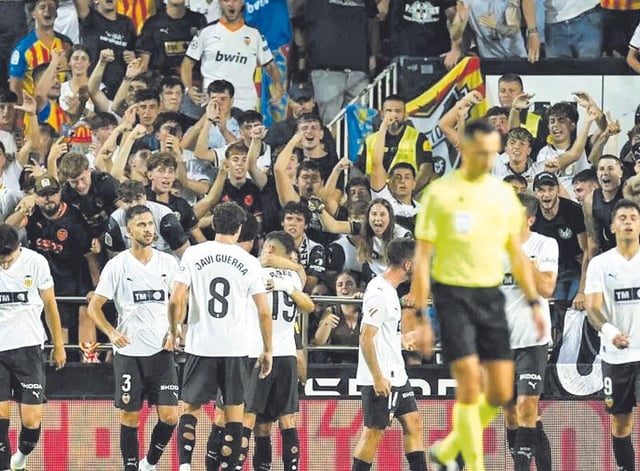 Los jugadores del Valencia celebran uno de los goles.