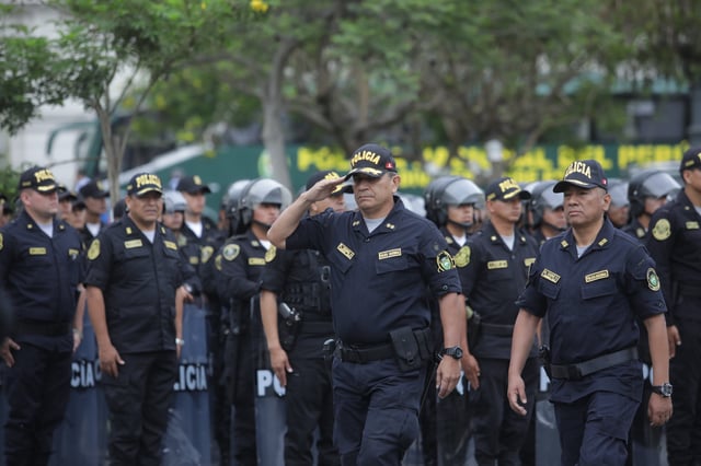 El comandante general de la PNP, Víctor Zanabria (centro), fue suspendido de su cargo por mandato judicial. Esto por el caso albañiles. Ramírez ha sido la autora de reportajes donde se denuncian presuntas irregularidades en su administración. (Foto: Archivo GEC)