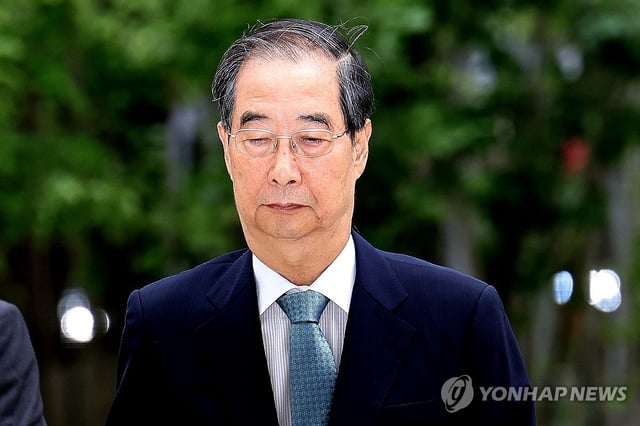 Former Prime Minister Han Duck-soo arrives at special counsel Min Joong-ki's team in central Seoul in this file photo taken Sept. 9, 2025. (Yonhap)