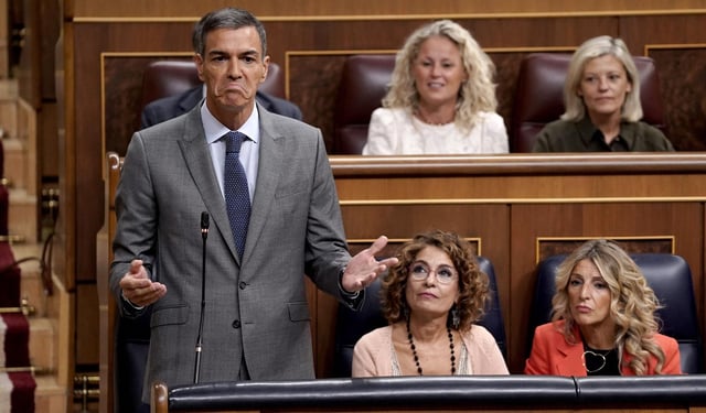 El presidente del Gobierno, Pedro Sánchez, junto a las vicepresidentas primera y segunda, María Jesús Montero y Yolanda Díaz, en un pleno del Congreso.