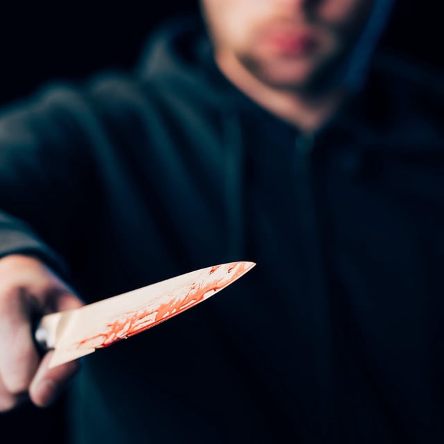 15-Jähriger niedergestochen - Betrunkener Vater greift Polizisten an