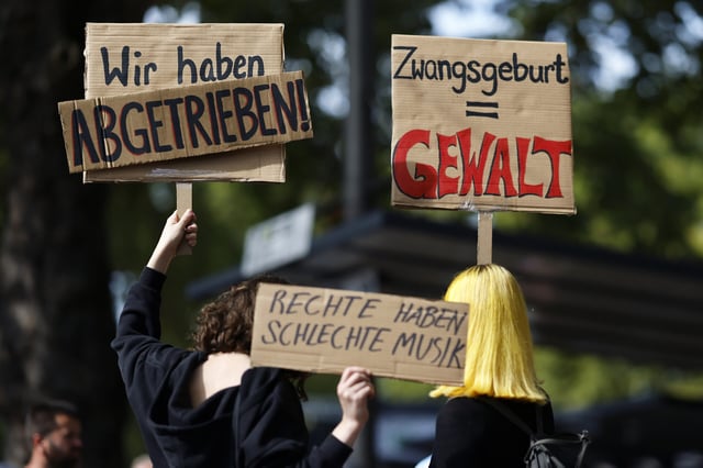 Abtreibungsbefürworter halten bei einer Demonstration Schilder in die Höhe. (Archivbild)