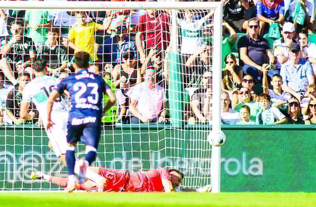 Radu adivina el
penalti lanzado
por Rafa Mir. 
|  LOF