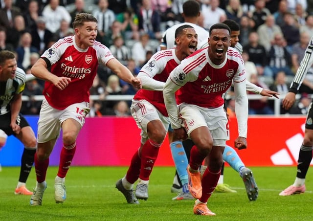 Gabriel, en primer término, celebra el gol que dio el triunfo al Arsenal. |  AFP7 Europa Press