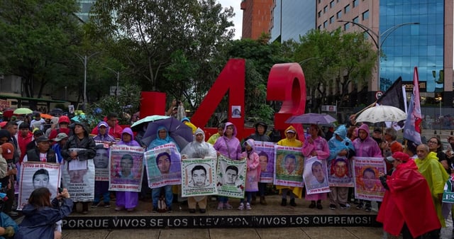 A 11 años de la desaparición forzada de 43 estudiantes de la Escuela Normal Rural de Ayotzinapa, familiares y estudiantes de diversas escuelas, marcharon del Ángel de la Independencia al Zócalo Capitalino. Foto: Rogelio Morales Ponce, Cuartoscuro