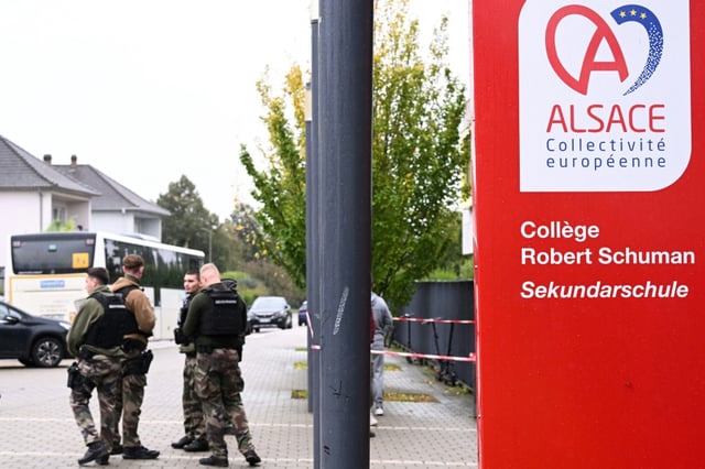 Des gendarmes devant le collège de Benfeld, dans le Bas-Rhin, le 24 septembre 2025