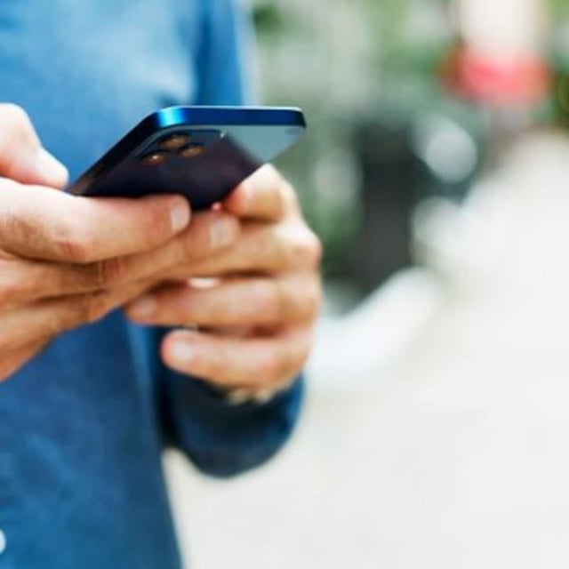 Die Bundesnetzagentur warnt vor einer neuen Betrugsmasche. Kriminelle geben sich am Telefon als Polizisten oder Bankangestellte aus, um ihre Opfer zu Geldüberweisungen oder Bargeldübergaben zu drängen. 