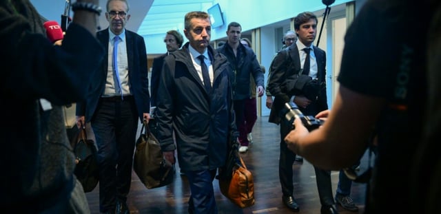 Le maire de Saint-Etienne Gaël Perdriau (au centre) arrive à son procès pour chantage à la sextape, le 22 septembre 2025 au tribunal correctionnel de Lyon