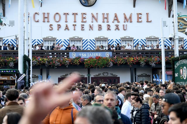 Das Gedränge vor den Zelten war am Samstag groß.