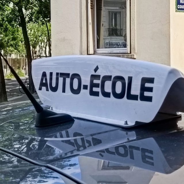 Un véhicule d'auto-école, le 26 juin 2024, à Paris.