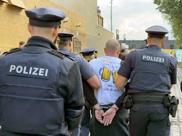 Polizisten führen einem Mann auf dem Oktoberfest ab: Einen Spanier erwischten Beamte beim koksen (Symbolbild)