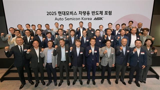 This photo, taken Sept. 29, 2025, and provided by Hyundai Mobis Co., shows the company's Chief Executive Officer (CEO) Lee Gyu-suk (5th from L on front row) posing with officials from about 20 other companies and research centers during the first Auto Semicon Korea forum at a hotel in Pangyo, just south of Seoul. (PHOTO NOT FOR SALE) (Yonhap)