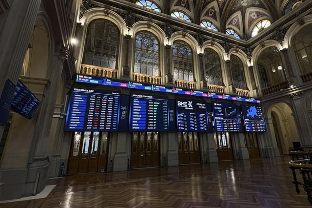 Paneles del Ibex 35 en el Palacio de la Bolsa de Madrid.