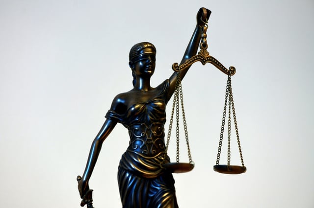 Die Staatsanwaltschaft im niedersächsischen Oldenburg hat einen 35-Jährigen angeklagt, der drei Wahlkampfhelfer der Grünen beleidigt und einen von ihnen erheblich verletzt haben soll. Dem Mann wird gefährliche Körperverletzung vorgeworfen.