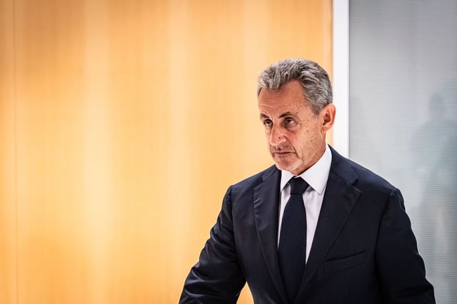 Nicolas Sarkozy quitte la salle d’audience après avoir été condamné à cinq ans de prison avec mandat de dépôt différé pour « association de malfaiteurs », le 25 septembre.