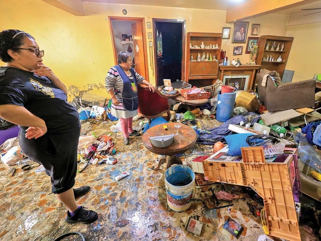 Los interiores de diversos domicilios quedaron en situación de desastre, lo mismo que mueblerías y tien-das de la zona. Fotos: Pável Jurado