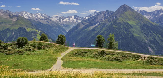 Wanderweg mit Ausblick ins Zillertal