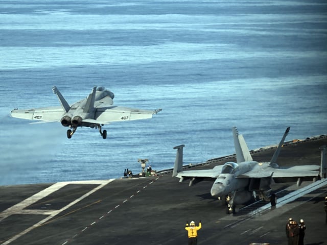 Kampfflugzeuge der US-Marine starten von der „Gerald R. Ford“ während eines Nato-Manövers.