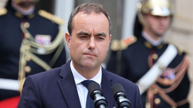 Le nouveau Premier ministre français et ancien ministre des Armées Sébastien Lecornu à la fin de la cérémonie de passation de pouvoir, à l'hôtel Matignon, à Paris, le 10 septembre 2025.