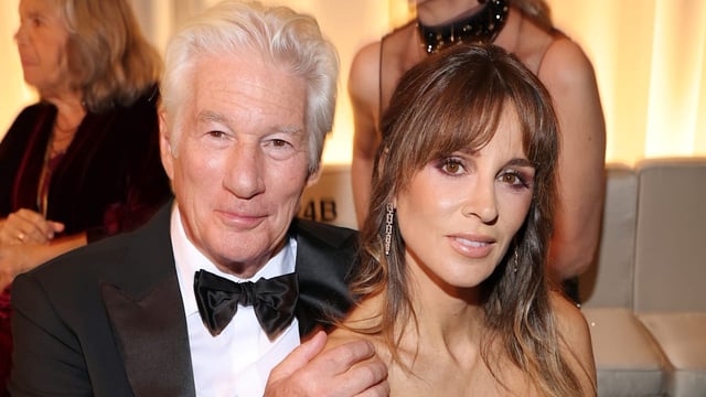 Richard Gere und Alejandra Silva zeigen sich verliebt bei der Giorgio-Armani-Show.
