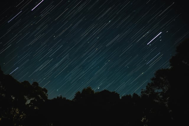 Para observar la lluvia de meteoros se aconseja acudir a un lugar alejado de la iluminación artificial (Pexels/GeorgiosTsatas)
