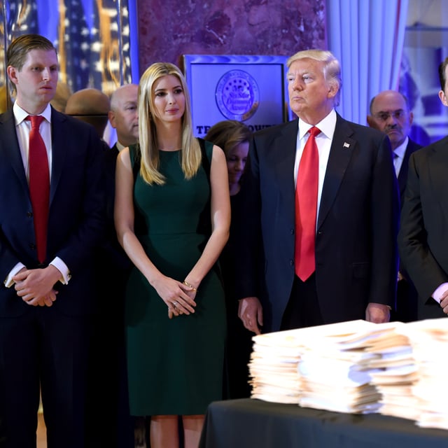 US-Präsident Donald Trump mit seinen beiden ältesten Söhnen Eric und Donald Trump Jr., sowie Tochter Ivanka.