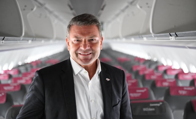 Jens Bischof, Vorsitzender der Geschäftsführung der Fluggesellschaft Eurowings, steht in einem Eurwings-Flugzeug. Im Rahmen einer Pressekonferenz sprach Bischof über die Entwicklung der Flugbranche.
