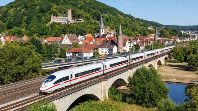 Besser und effizienter auf der Schiene unterwegs. Das plant die Bahn für 2026. (Foto: Markus Mainka/Shutterstock)